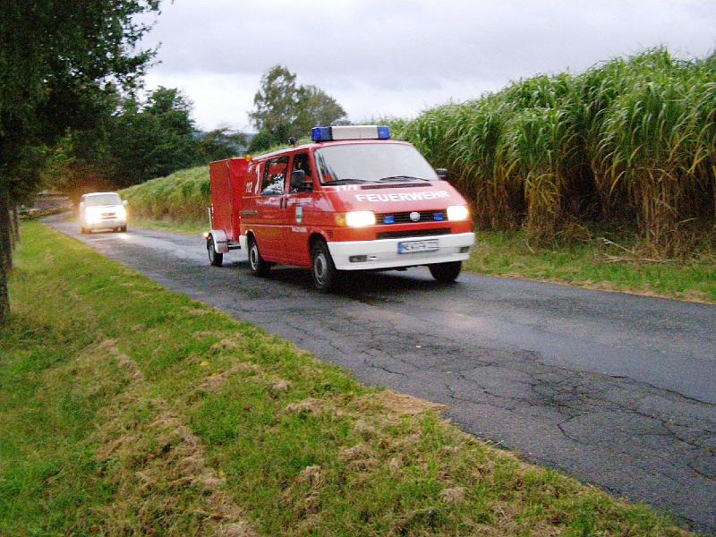 C_FW_Waldthurn_kommt.JPG - Mit Blaulich saust der Kleintransporter der Waldthurner Wehr nach Ottenrieth.