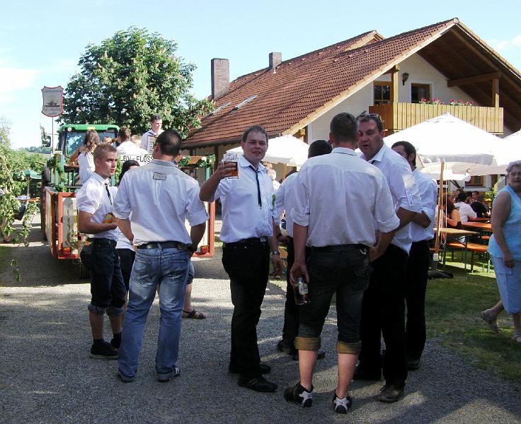 LBV_Floss.JPG - Kurzer Zwischenstop in Woppenrieth nach Festzug in Bechtsrieth: der Burschenverein Floß.