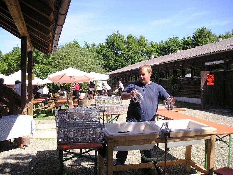 Spueler_Glas.JPG - Die einen spülen draußen viele Gläser...