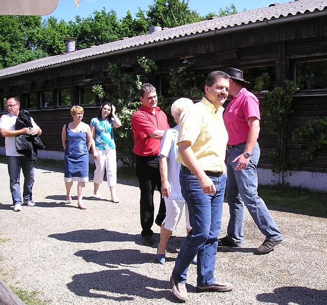 Wutze.JPG - Bürgermeister Andy Wutzlhofer aus Vohenstrauß trifft mit seinen Stadträten auf dem Gursnhof ein.