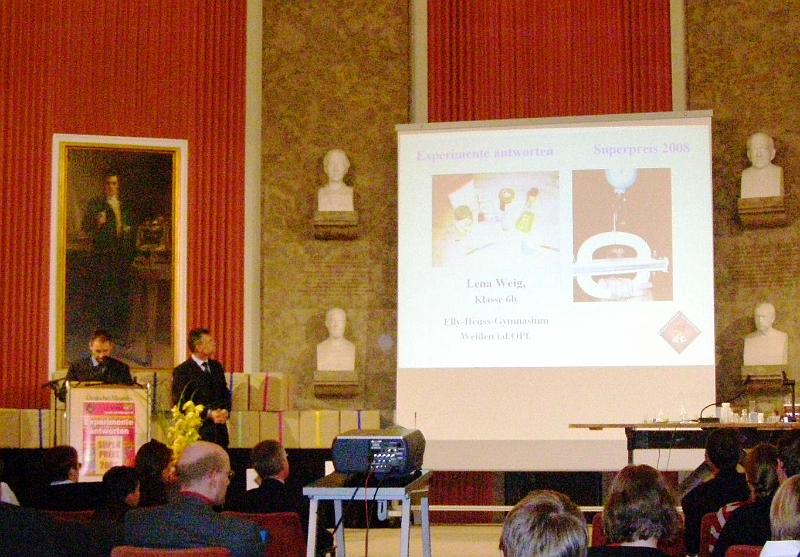 Lena_beamer.JPG - Auch Lena Weig fand sich zwischen berühmten Büsten wieder.