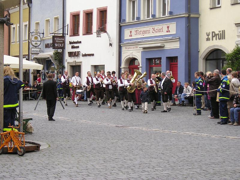 Musik.JPG - Beim Festzug voraus: die Weidener Stadtkapelle.