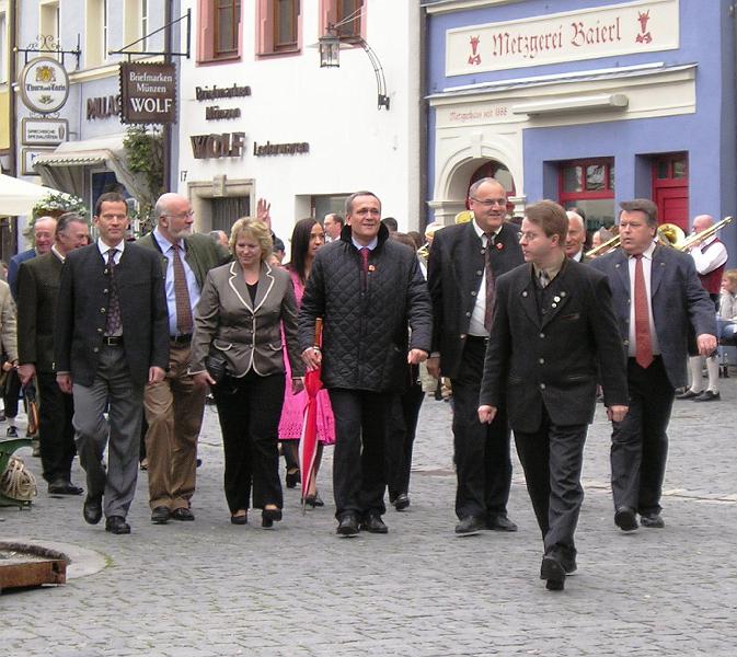 Promis.JPG - Viel Prominenz beim Weidener Maibaumaufstellen.