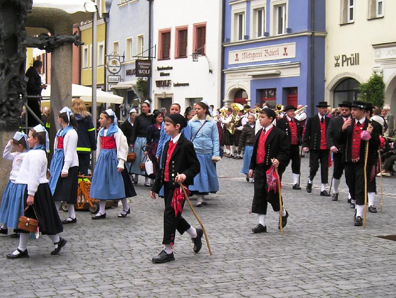 Tracht.JPG - Trachtengruppen geben dem Festzug ein buntes Bild.