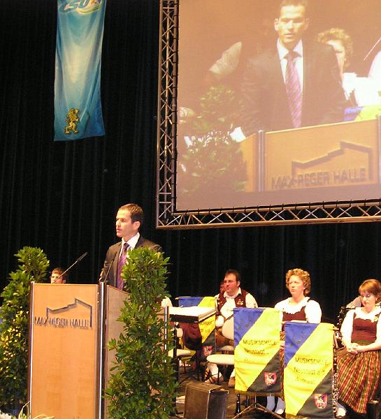 Albert_spricht.JPG - Gastgeber MdB Albert Rupprecht begrüßt die zahlreichen Vertreter aus Politik, Wirtschaft und Verbänden.