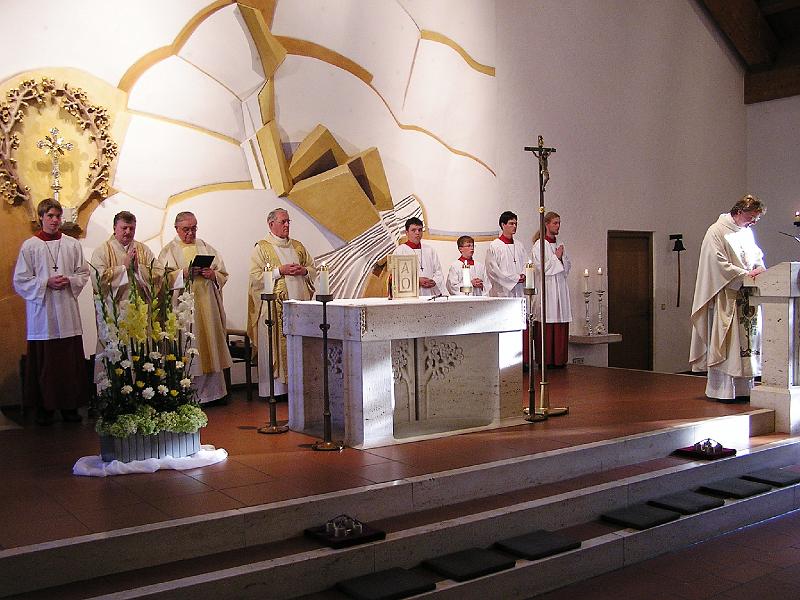 1_Begruessung_Kirche.JPG - Pfarrer Marek Baron am Ambo zu Beginn des Festgottesdienstes.