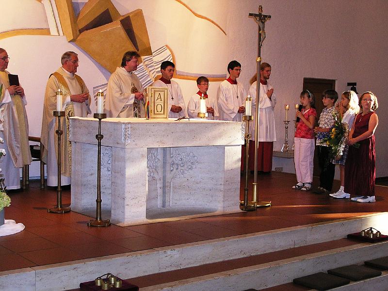 2_Kinder_kirche.JPG - Kinder der Pfarrei Waldthurn begrüßen Pfarrer Andreas Renner.