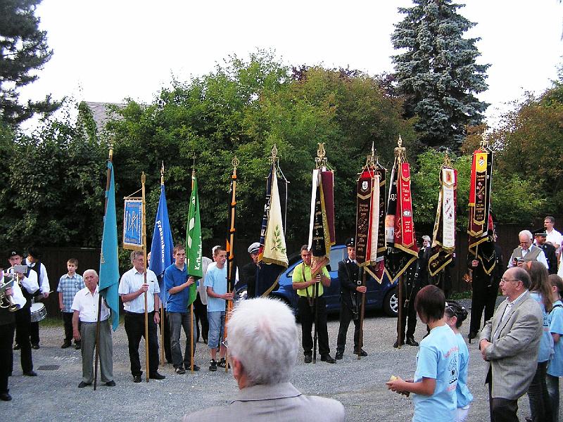 5_fahnen.JPG - Fahnenabordnungen von Waldthurner Vereinen begleiteten die Feierlichkeiten.