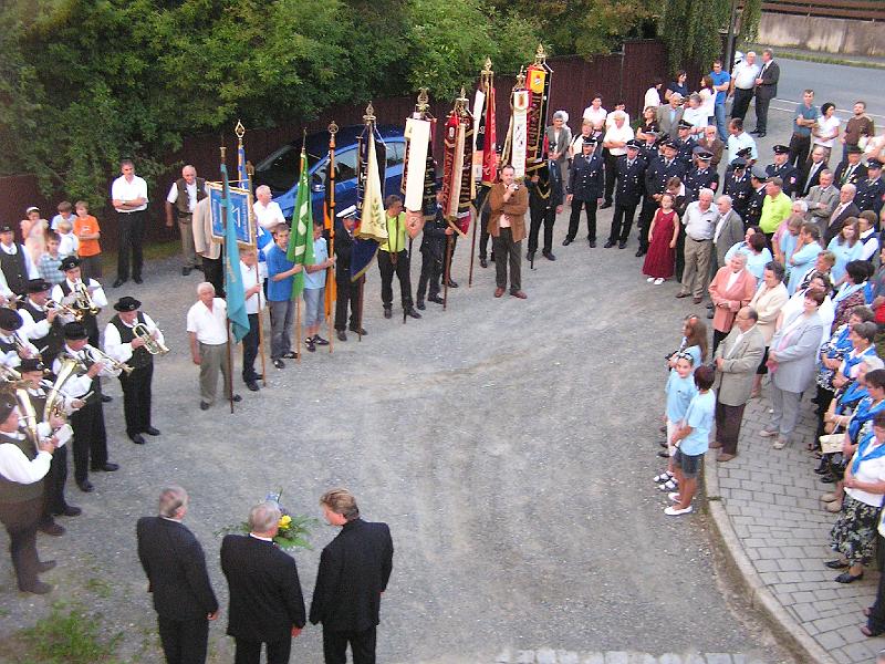 6_Gaeste_vor_Pfarrheim.JPG - Viele Gäste kamen ins Pfarrheim, um Pfarrer Andreas Renner zum goldenen Prieserjubiläum zu gratulieren.