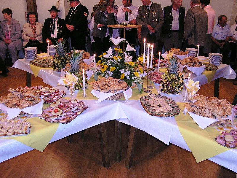 7_Bueffet.JPG - Der Pfarrgemeinderat hatte im Pfarrheim ein leckeres Büfett aufgebaut.