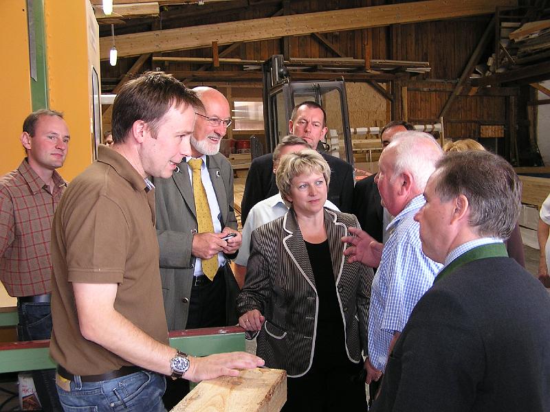 Riedl_Maschinen.JPG - Seniorchef Josef Riedl im Gespräch mit Landtagskandidatin Petra Dettenhöfer, Juniorchef Alexander Riedl hat Markus Sackmann im Visier.