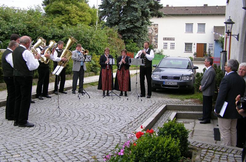 Alois_02.JPG - Die Trachtenkapelle Müller wartet mit einem Ständchen für ihr Mitglied Alois Weig auf, danach waren die Gratulanten an der Reihe...