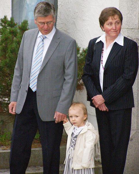 Alois_03.JPG - Alois Weig mit seiner Frau Leni und der ersten Enkeltochter vor dem Waldthurner Pfarrheim.