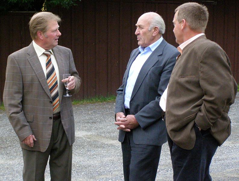 Alois_18.JPG - Stellvertretender Landrat Willi Neuser (Mitte) war mit einigen Kreisräten zu Gast.