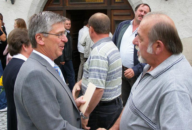 Alois_19.JPG - Max Bergler, der Vorsitzende des FSV Waldthurn, gratulierte ebenfalls.