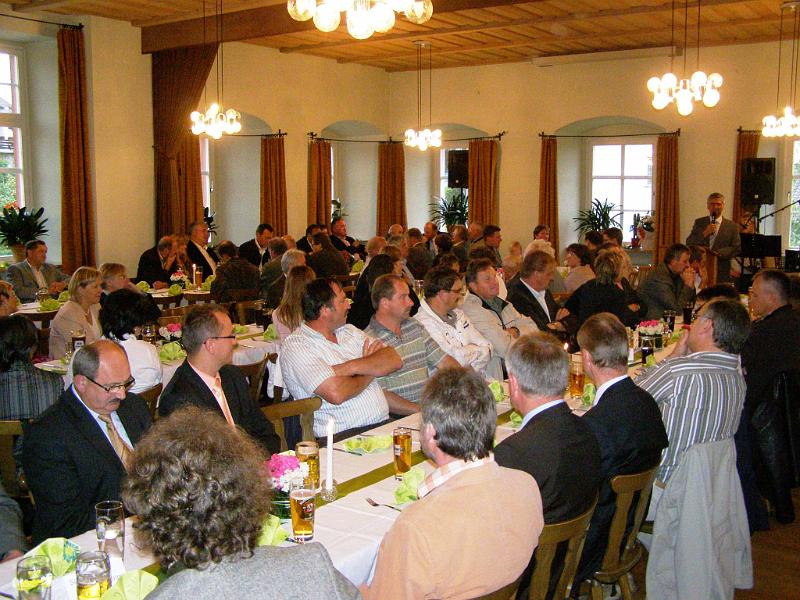 Alois_21.JPG - Das Pfarrheim war voll besetzt.