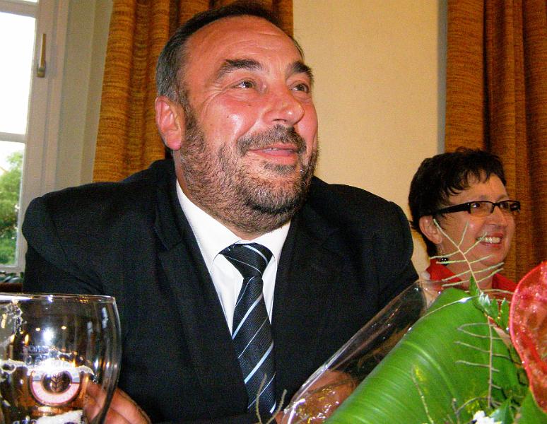 Alois_22.JPG - Bürgermeister Josef Beimler freut sich für seinen Mitstreiter im Marktrat.