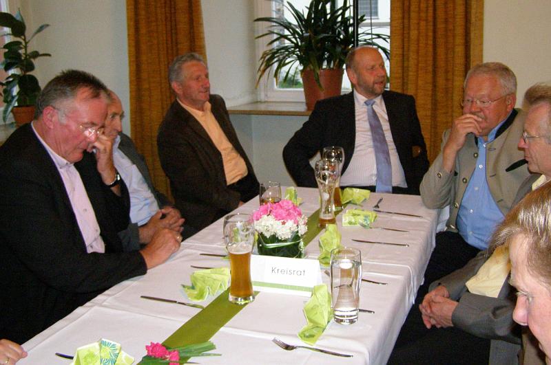 Alois_23.JPG - Der Tisch der Kreisräte mit Landrat Simon Wittmann.
