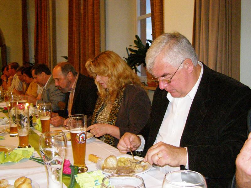 Alois_24.JPG - Nach den Reden gab es was zu essen und natürlich auch was...