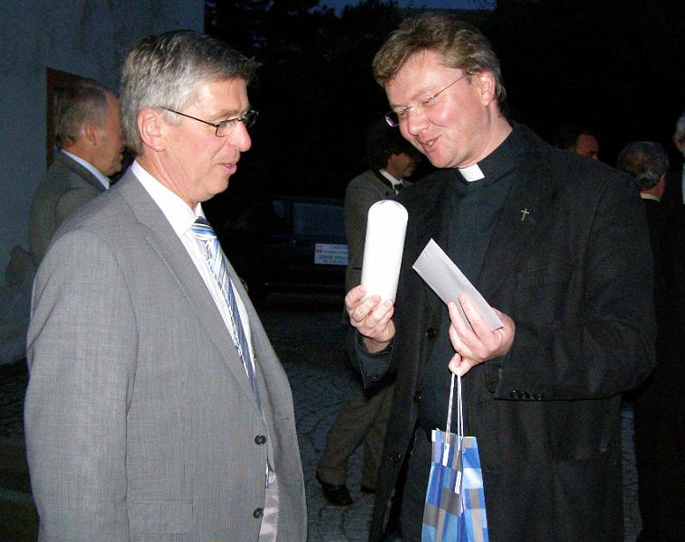 Alois_25.JPG - Pfarrer Marek Baron gratuliert persönlich und im Namen der Kirchenverwaltung.