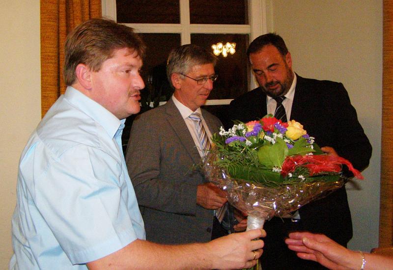 Alois_30.JPG - Zweiter Bürgermeister Hans-Peter Reil übrreicht einen Blumenstrauß.