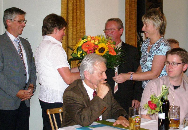 Alois_31.JPG - Für die Ehefrau gibt es einen großen Blumenstrauß vom Bauernverband.