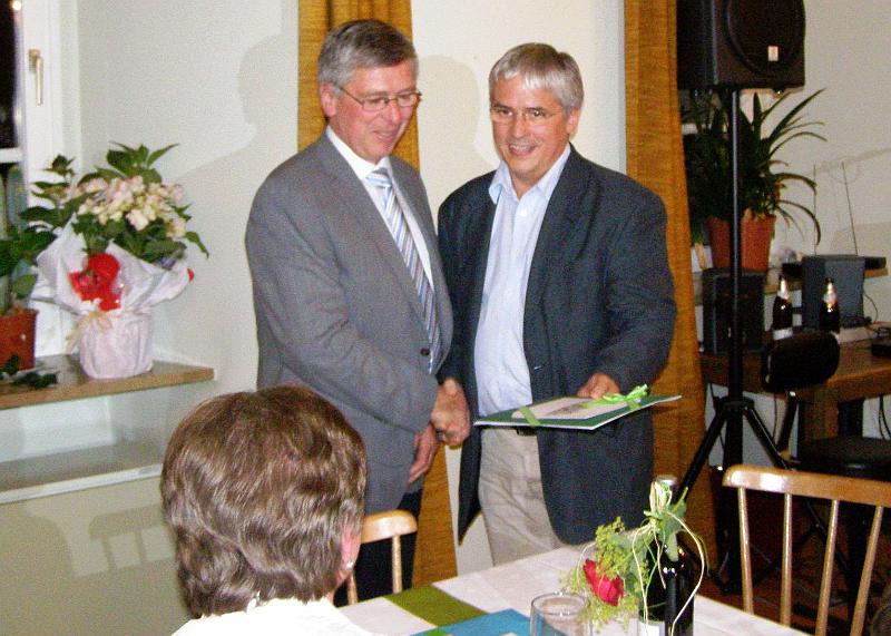 Alois_32.JPG - Alois Weig zeigt sich überrascht über das Geschenk der Geschwister, überreicht vom Bruder Alfons.