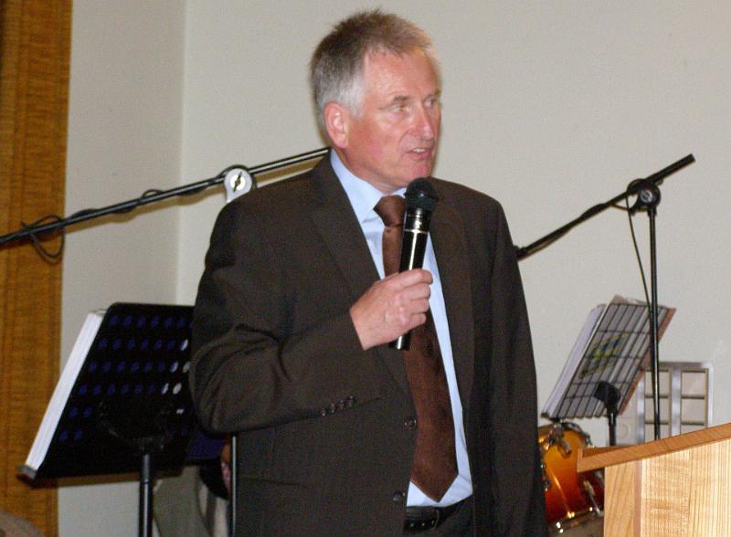 Alois_33.JPG - Direktor Max Voit von der Raiffeisenbank würdigte bei seiner Ansprache die Verdienste des Jubilars.