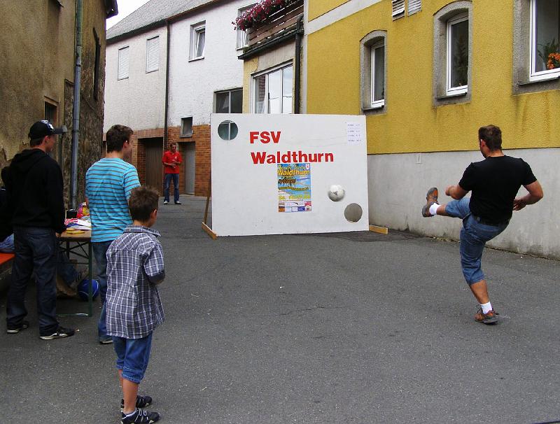 CS_16.JPG - Das Torwandschießen verlangt Ballgefühl und Glück.