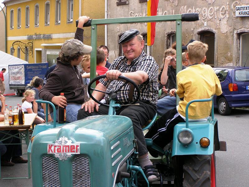 CS_19.JPG - Alfons Gollwitzer, der Waldthurner Oldtimer-König, fährt mit seinem Kramer und vielen Kindern durch den Ort.