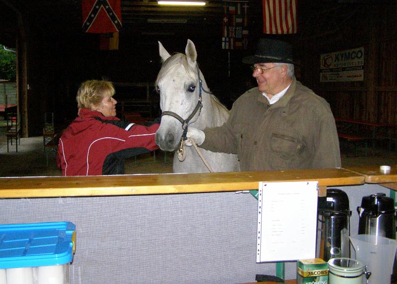 whf_1.JPG - Auch ein Pferd muss mal an die Theke.