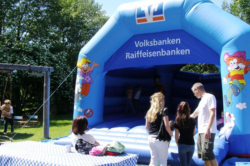 whf_9.JPG - Die Riesen-Hüpfburg im Gursn-Garten wurde von den Kindern belagert.