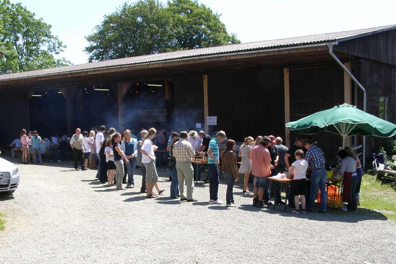 Country_02.JPG - Vor den Essensständen bildete sich eine lange Schlange.