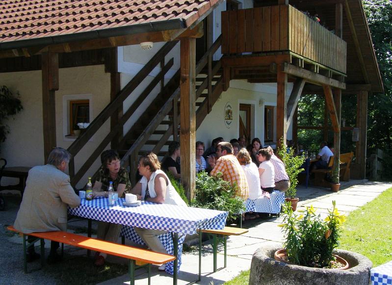 Country_09.JPG - Schatten gesucht: hier auf der Terrasse am Gursn-Stüberl.