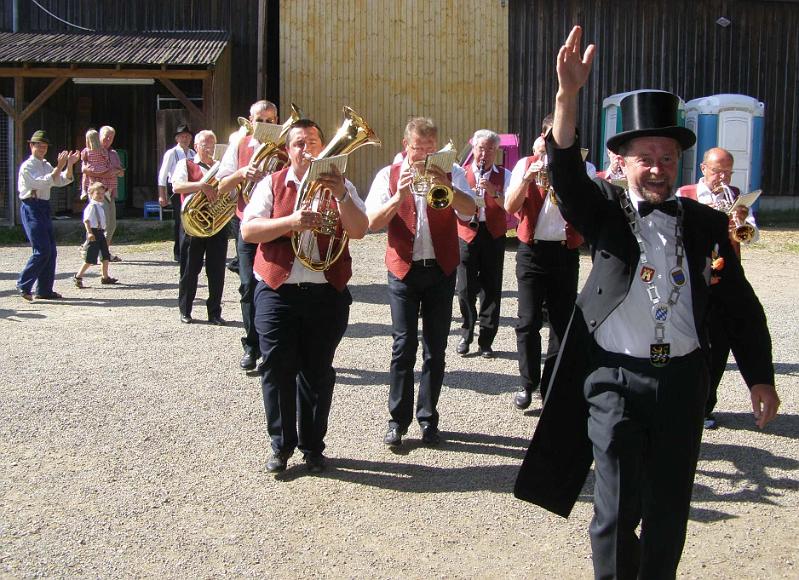 Country_10.JPG - Überraschung am späten Nachmittag: die Pleysteiner Stadtkapelle mit Bürgermeister Johann Walbrunn marschiert ein.