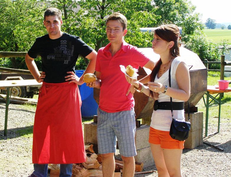 Country_14.JPG - "Die Bratwürste schmecken bestens!"