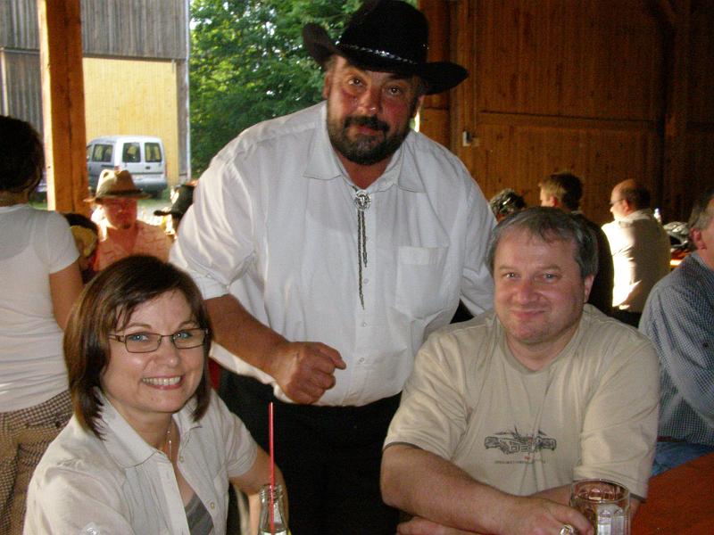 Country_21.JPG - Lenka Jopkova, die Leiterin der Kindertagesstätte Hostoun (Tschechien) wird von Bürgermeister Josef Beimler begrüßt.