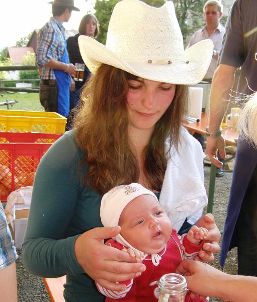 Country_25.JPG - Anna kümmert sich um ihre Nichte Veronika.