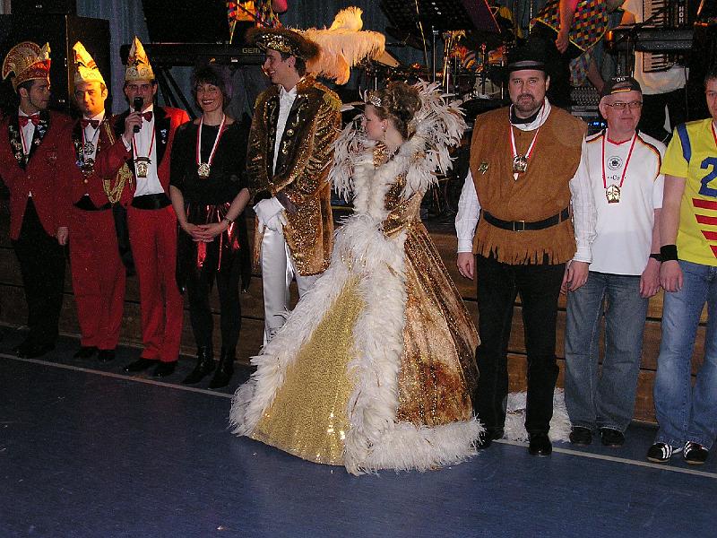 CS_Orden.jpg - Einige Waldthurner Ordensträger, eingerahmt vom Elferrat und dem Prinzenpaar.