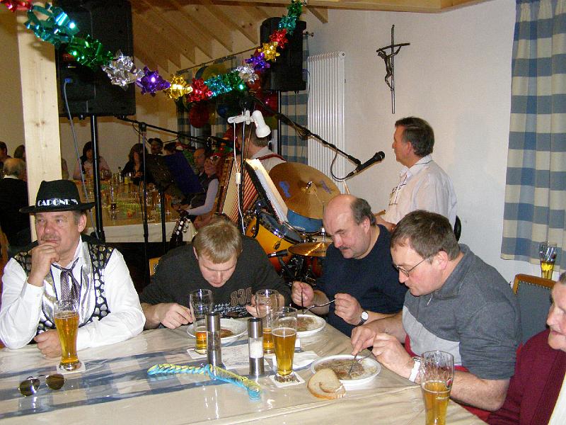 Essen_Stammtisch.JPG - Zwischen Tanz und Bar schmeckt eine Brotzeit.