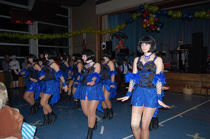 Garde_cs.jpg - Fesche Gardemädchen heizten kräftig ein.