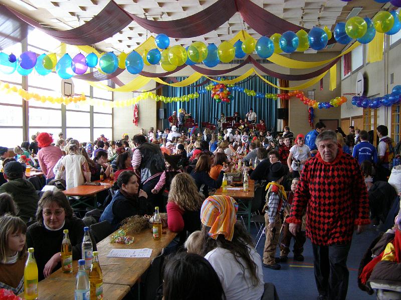 Halle_voll.JPG - Kinderfasching in der Schulturnhalle am Faschingsdienstag: da ging's rund!