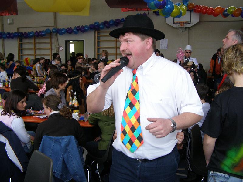 Hape.JPG - Hans-Peter Reil animiert die vielen Kinder beim Lied "Die alte Dampfeisenbahn".