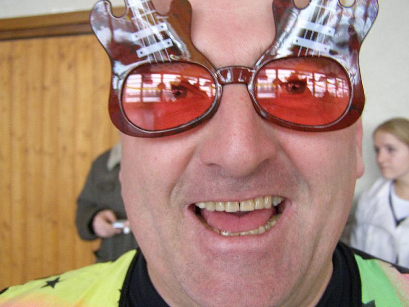 Michi_Brille.JPG - Michael Pflaum, Chefsänger der Waldthurner Trachtenkapelle, im Einsatz beim Kinderfasching.