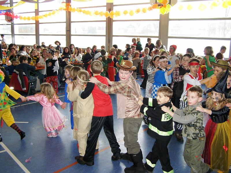 Polon_Kids.JPG - Polonaise in der überfüllten Turnhalle.