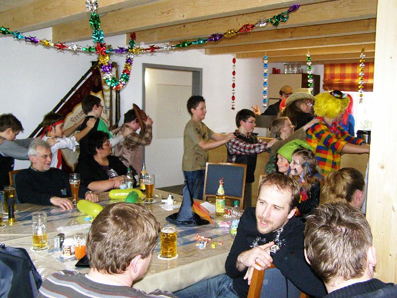 Polonaise.JPG - Polonaise der Kinder im Dorftreff.