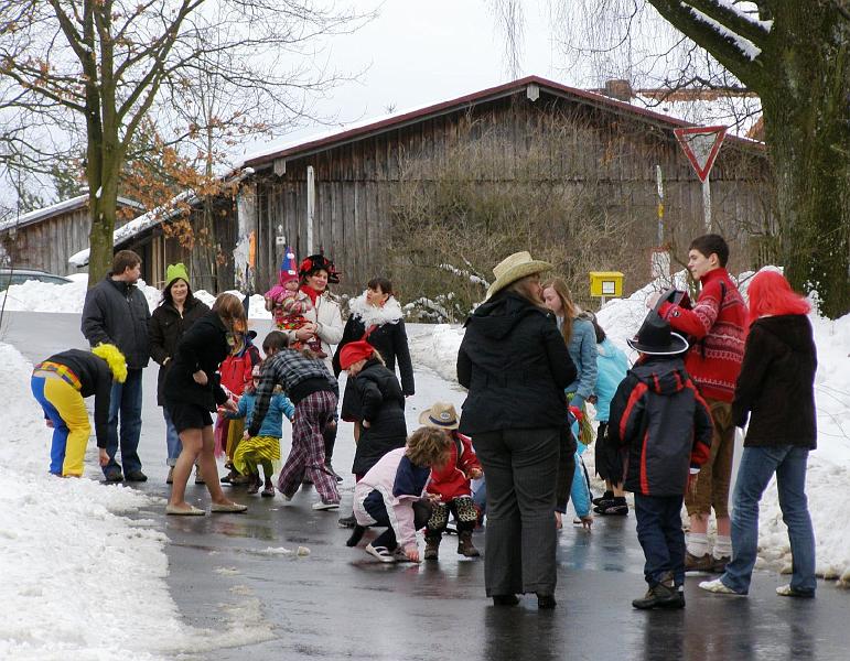 Zug.JPG - Kleiner Kinderfaschingszug in Albersrieth.