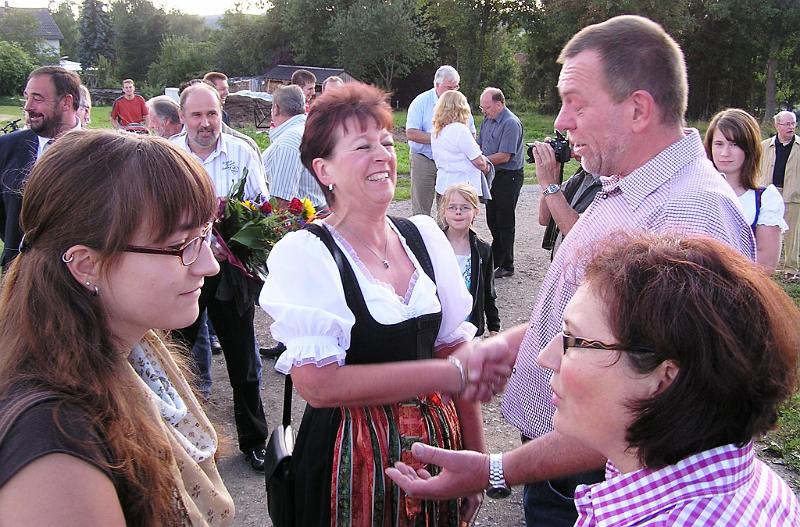 Gr_06.jpg - Doris, die Schwester des Jubilars, freut sich für und mit dem kleinen Bruder.