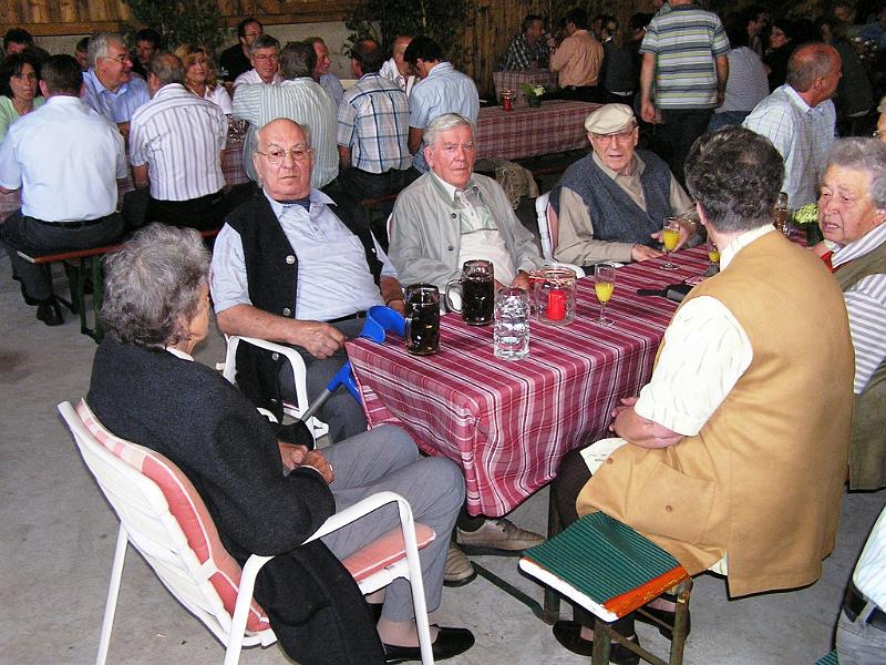 gr_22.jpg - Die Seniorenecke mit den Verwandten des Jubilars im Feststodl.