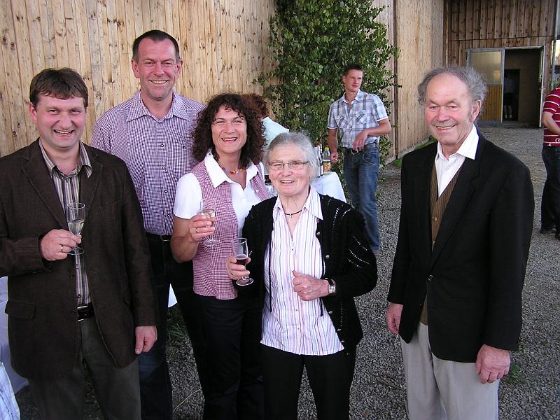 gr_25.jpg - Die Schwiegerletern aus Ottenrieth (mit Schwager und Schwägerin) stoßen auf das Geburtstagskind an.